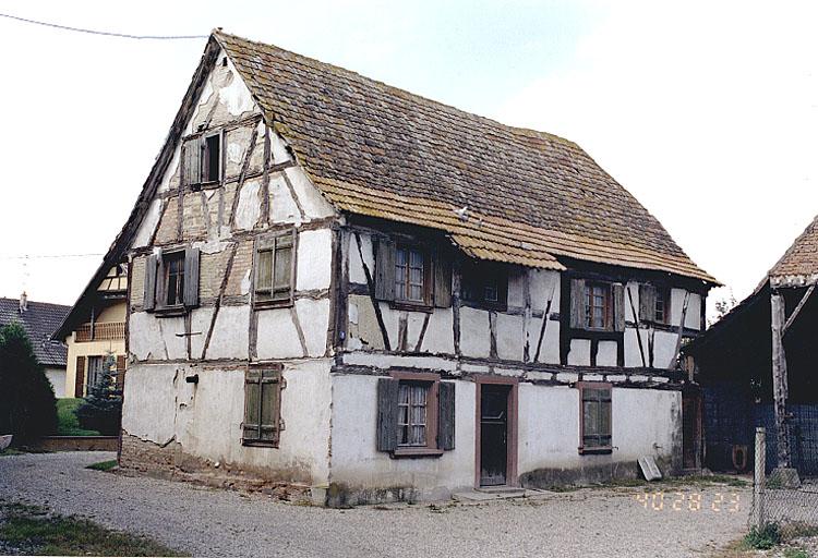 Vue de trois quarts du logis.