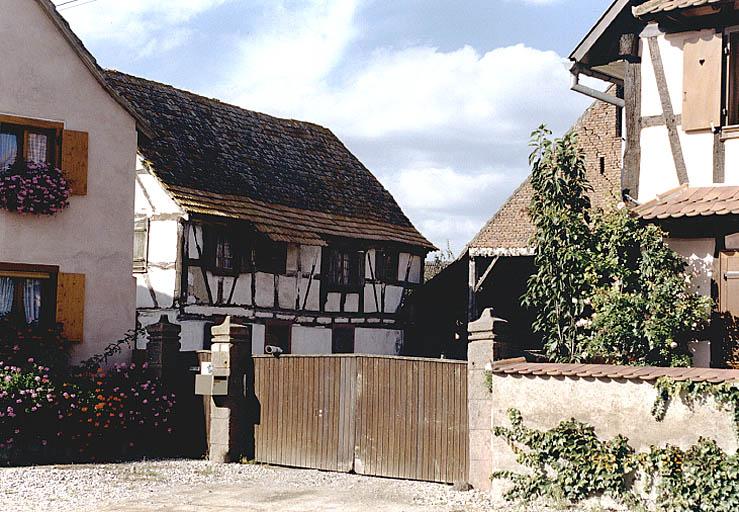 Vue du logis et des portes piétonne et charretière.