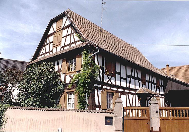 Vue en léger trois quarts du logis, prise depuis le sud-ouest.
