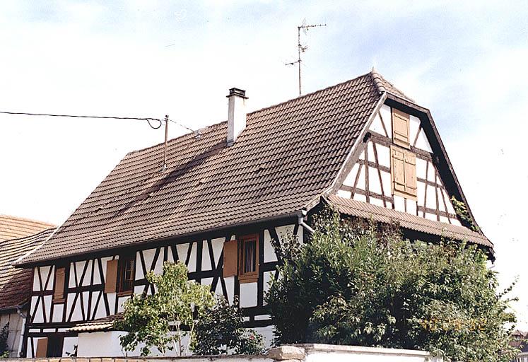 Vue du mur gouttereau secondaire du logis, prise depuis le sud-ouest.