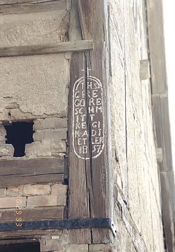 Vue du poteau cornier avec inscription de l'étable et fenil de la ferme No 106, rue de Heidolsheim.