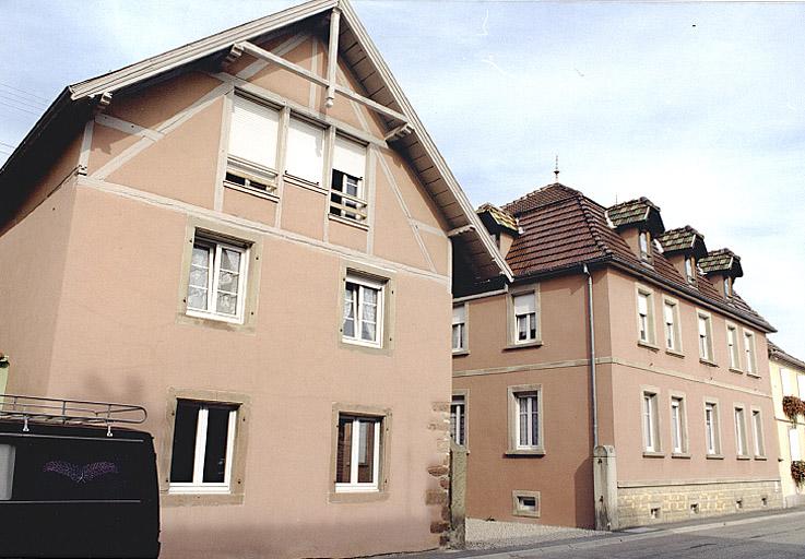 Vue de trois quarts de la ferme No 72, rue du Général-de-Gaulle.