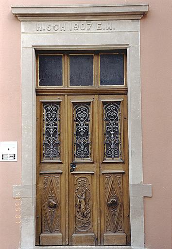 Vue de la porte d'entrée du logis de la ferme No 72, rue du Général-de-Gaulle.