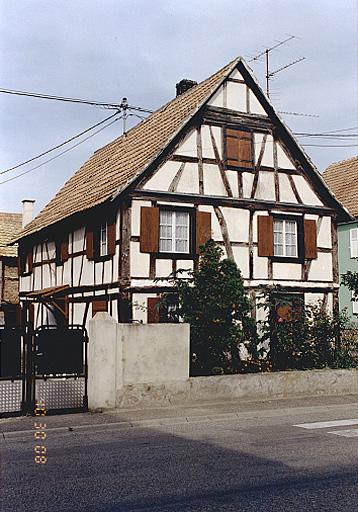 Vue en léger trois quarts du logis de la ferme No 78, rue du Général-de-Gaulle.