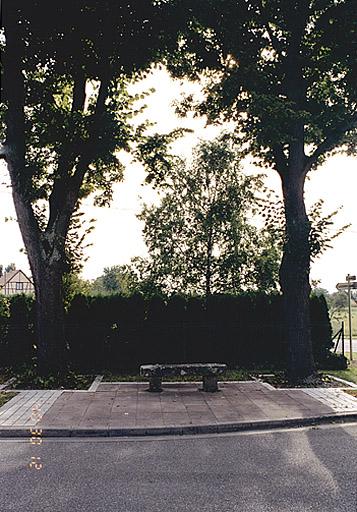 Vue d'ensemble de face du banc public D.
