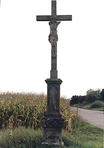 Vue d'ensemble de face de la croix de chemin I.