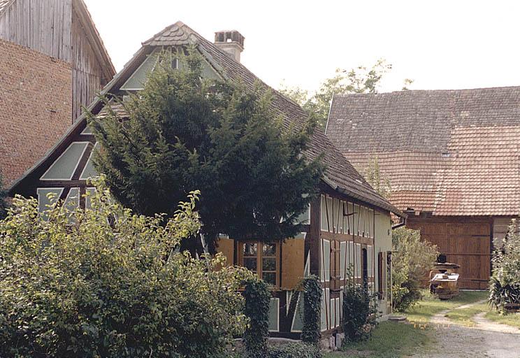 Vue du logis secondaire et de la grange.