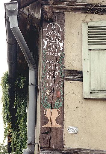 Vue du poteau cornier de la ferme No 33, rue de la Mairie.