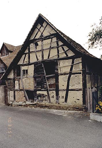 Vue du pignon de la grange de la ferme No 91, rue du Château.