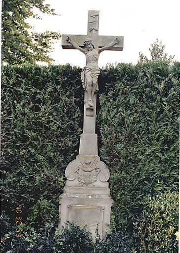 Vue d'ensemble d'une croix monumentale.