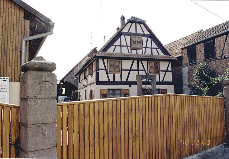 Vue en léger trois quarts du logis de la ferme No 28, rue de l'Eglise.