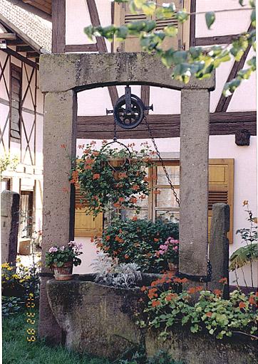 Vue de la margelle de puits circulaire de la ferme No 28, rue de l'Eglise.
