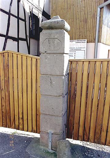 Vue du piédroit de porte avec millésime et initiales de la ferme No 28, rue de l'Eglise.