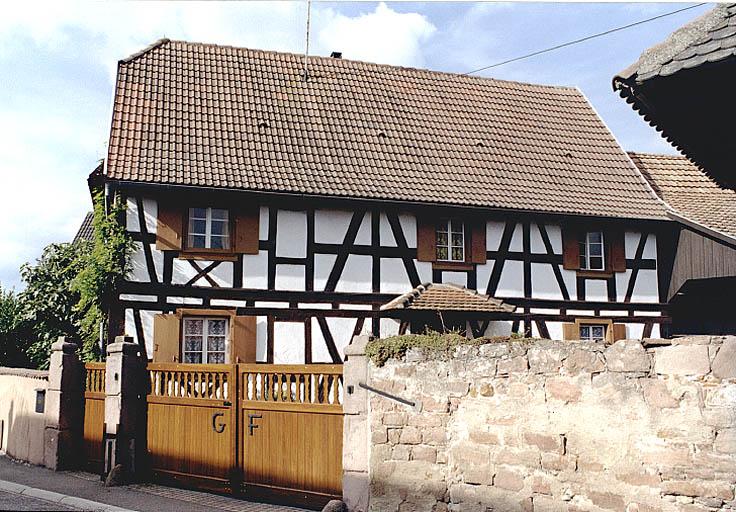 Vue du mur gouttereau principal du logis, prise depuis le sud-est.