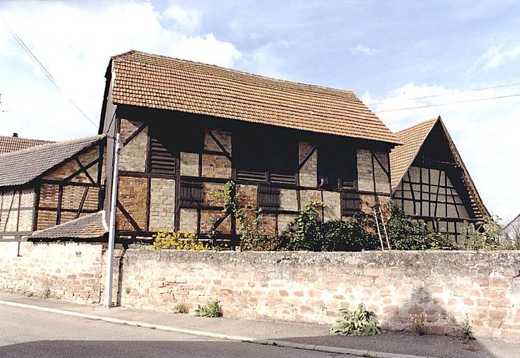 Vue de détail de la grange et du séchoir, prise depuis le sud-est.