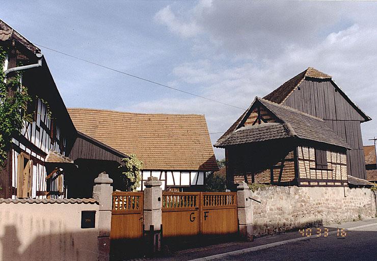 Vue de la grange, du séchoir et du mur de clôture, prise depuis le sud-ouest.