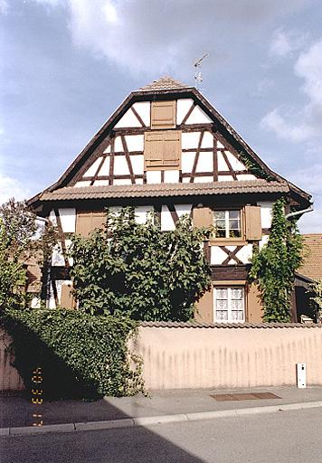 Vue de détail du mur pignon principal du logis, prise depuis le sud.