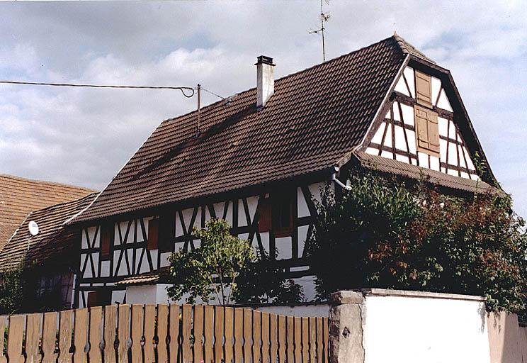 Vue des façades secondaires du logis et de l'étable, prise depuis le sud-ouest.