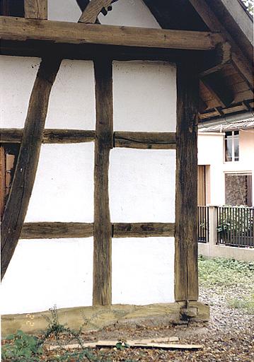 Vue de détail du pan de bois de la ferme, No 16, rue Principale.