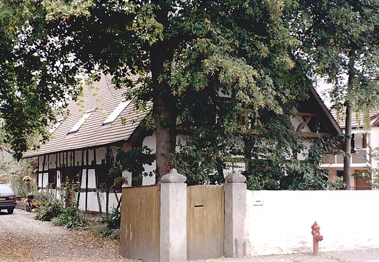 Vue du logis et da la porte piétonne de la ferme, No 16, rue Principale.
