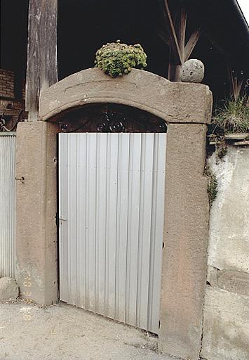 Vue de la porte piétonne de la ferme, No 38, rue Principale.