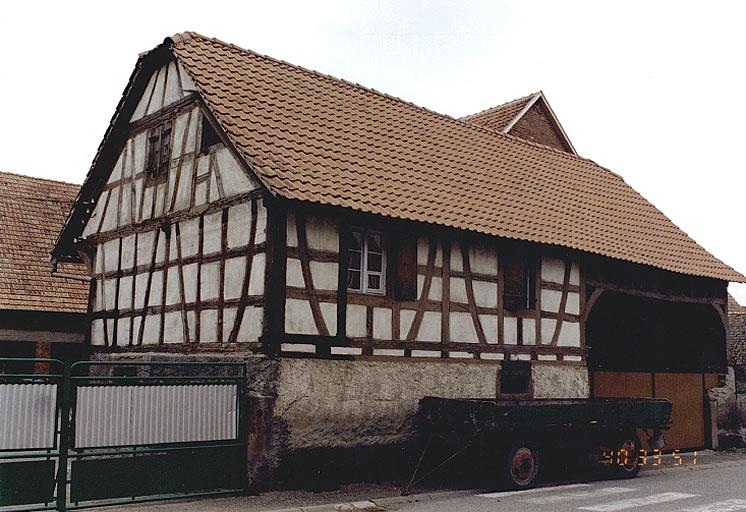 Vue du logement avec passage d'entrée charretier de la ferme, No 02, rue de Schoenau.