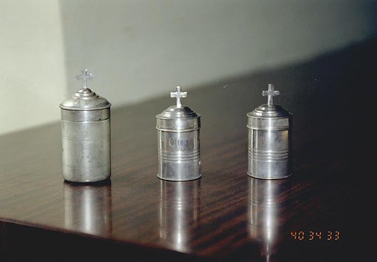 Vue d'ensemble : ampoules à huile des malades (à gauche), à huile des catéchumènes (au centre) et à saint chrême (à droite).