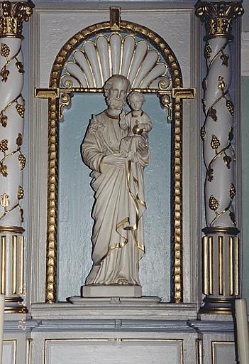 Vue d'ensemble d'une statue de saint Joseph à l'Enfant.