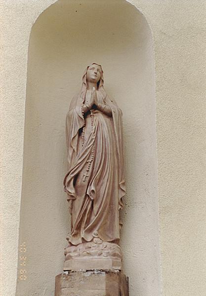 Vue de de la niche à statue sud-ouest, prise depuis le sud.