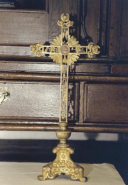 Vue d'ensemble d'une croix-reliquaire.