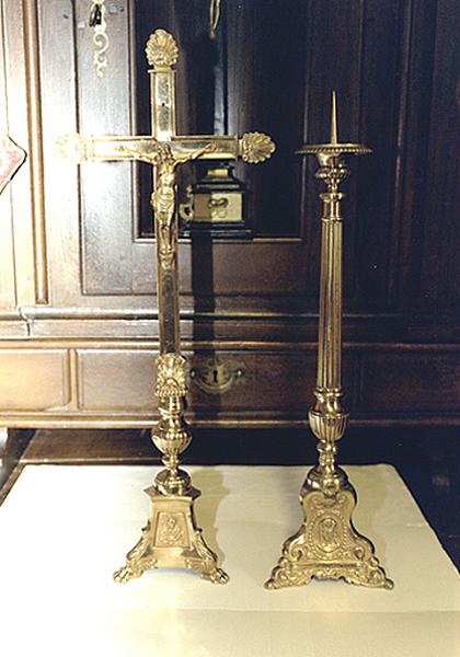 Vue d'ensemble : croix d'autel et chandelier d'autel.