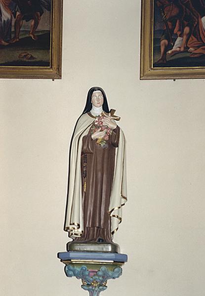 Vue d'ensemble d'une statue de sainte Thérèse de Lisieux.