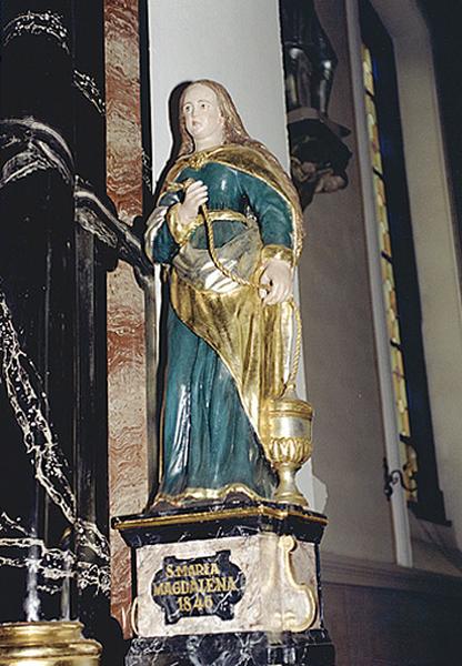 Statues des autels secondaires : sainte Marguerite, Marie Madeleine