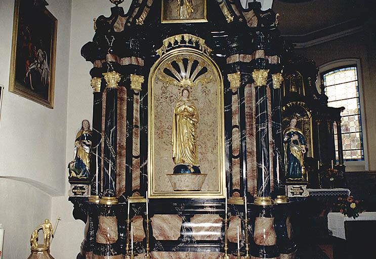 Vue partielle de face du retable de l'autel secondaire de l'Immaculée Conception.