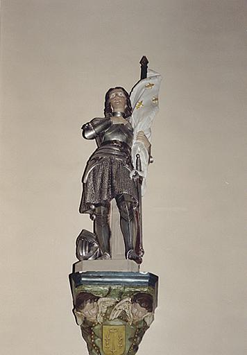 Vue d'ensemble d'une statue de Jeanne d'Arc.