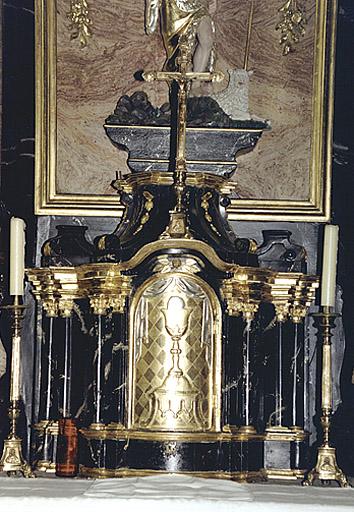 Vue d'ensemble de face du tabernacle.