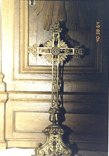 Vue d'ensemble d'une croix-reliquaire.