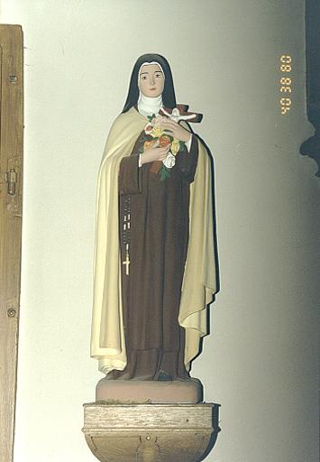 Vue d'ensemble de la statue No 4 : Sainte Thérèse de Lisieux.