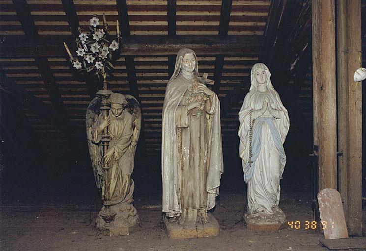 Vue d'ensemble : ange, statue No 5 (Sainte Thérèse de Lisieux), statue No 8 (Vierge de Lourdes).