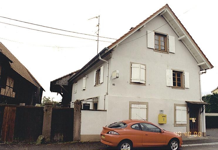 Vue en léger trois quarts du logis de la ferme No 2, rue de l'Eglise.