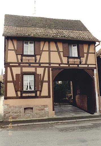 Vue de la façade sur rue du logis de la ferme No 69, rue du Général-de-Gaulle.