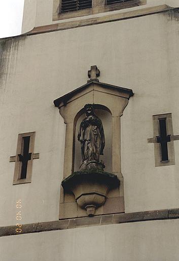 Vue de détail de la niche et sa statue, prise depuis l'est.