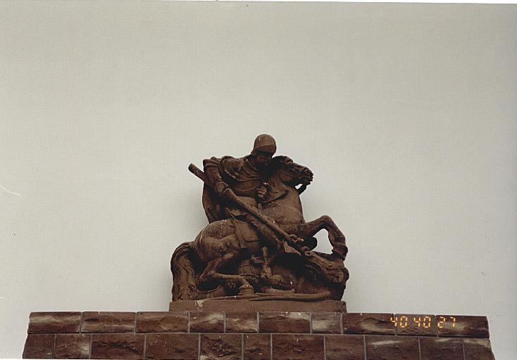 Vue de la partie haute du porche rentrant et de la statue équestre y prenant place.