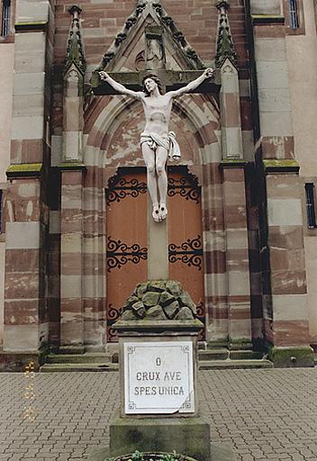 Vue d'ensemble de face d'une croix monumentale.