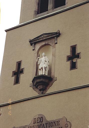 Vue du niveau intermédiaire de la tour porche et de la niche à statue.