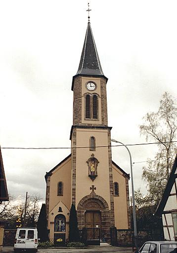 Vue de la façade principale de l'église.