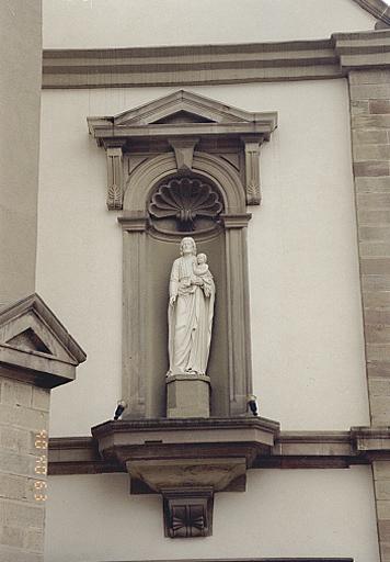 Vue de la niche à statue et du Saint-Joseph y prenant place, collatéral droit.