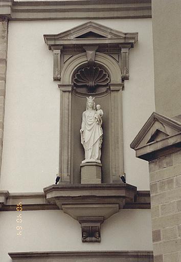 Vue de la niche à statue et de la Vierge à l'enfant y prenant place, collatéral gauche.