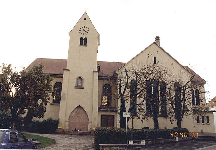 Vue d'ensemble de la façade est.