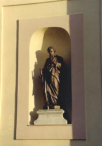 Vue de la niche à statue nord-ouest, à la base du clocher-porche.